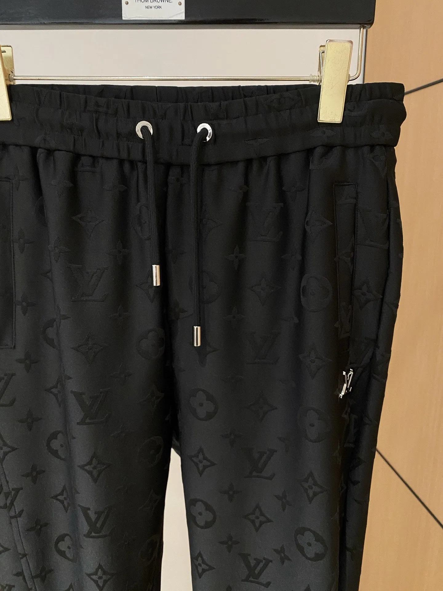 🅿️720 [LV Louis Vuitton] hot-selling suit is coming. Focus on the original version of the official website. 2025 new hot-selling cardigan and sweatshirt suit. The original order is the best. 🇭🇰The meticulous work of top designers. It has a fitting and perfect upper body effect. All-natural high-quality Tencel Roman cotton 100%, close-fitting comfort, noble and elegant! Original hardware embodies elegance and nobility! Counter size: M-3XL (maximum wear up to 190 pounds)